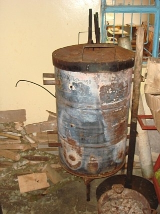 炭を作るためのドラム缶を使った簡単な装置