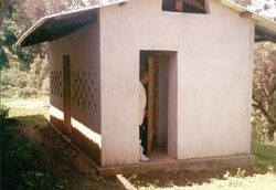 ナティロ診療所に完成したトイレ