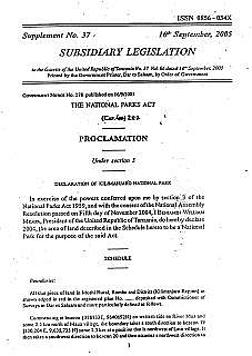 この文書は、2005年9月16日にタンザニア政府によって公告された「国立公園法(補助法)」。この補助法は、キリマンジャロ山の南山麓から東山麓（モシ県からロンボ県）にかけての、キリマンジャロ国立公園の境界線を再定義したもの。この法律によって引き直された目に見えぬ１本の線が、いま山麓に住む村人たちを苦しめている。
