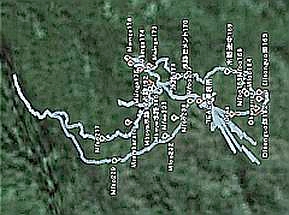 村の自慢が存在する位置を標した地図（GPSより）。村人との山歩きの結果得られた村の自慢となり得るものの正確な位置情報をGPSにより獲得し、山歩きで辿った軌跡と各々の位置を標した図