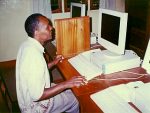 パソコン研修を受けるTEACAのムチャロ氏