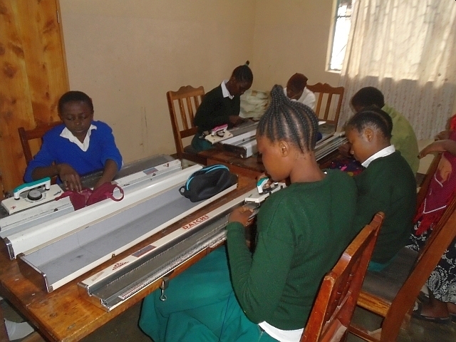 裁縫教室で弁挙する生徒たち