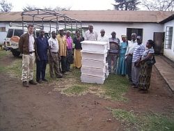 それぞれの村からこうした養蜂に取り組むグループを選んでもらいました