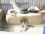 現地で調達が可能な資材で作られている改良カマド