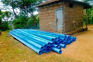 埋設工事用に準備された導水管
