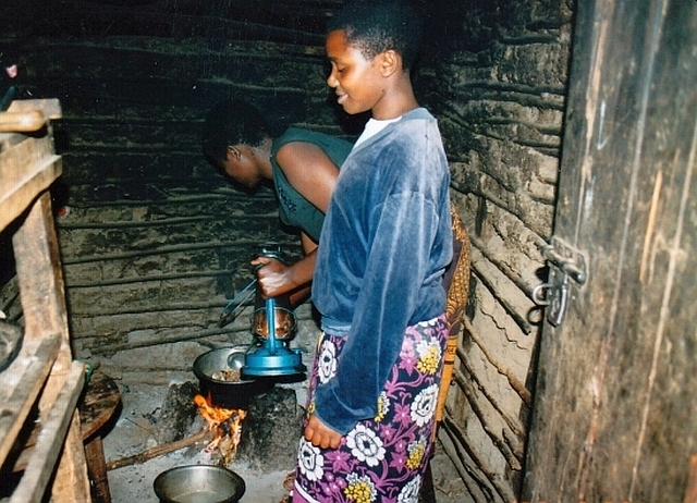 タンザニアの農村部で一般的な三ツ石カマド