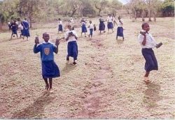 写真左右とも）　半乾燥地リアタ小学校で植林に取り組む生徒たち
