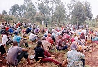 写真６：　植林に集まってきたロレ・マレラ村の村人たち