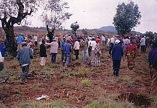 写真３：　植林に集まった村人たち