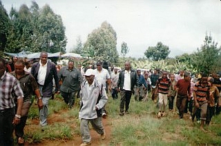 （写真１）国立公園での植林に集まってきた村人たち