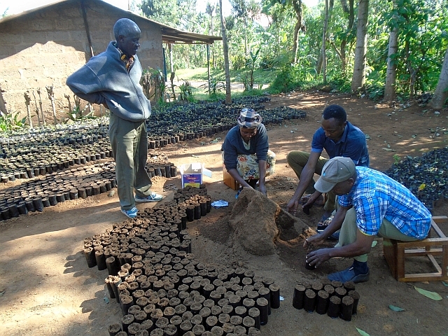 来年の植林に向けて、育苗用のポットに土を詰めている村人たち。時間を見つけてはこうして集まって、作業に取り組んでいます。