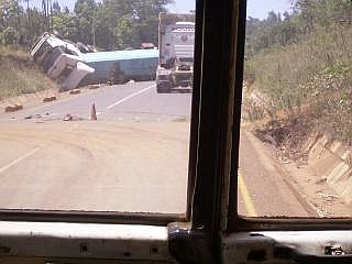 マラングー村の道中で遭遇した交通事故
