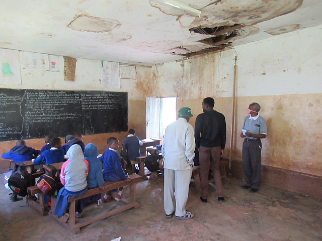 屋根が腐り、天井に穴の開いた教室