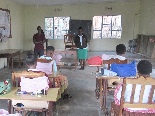 裁縫教室の授業を手伝ってくれている村の若者